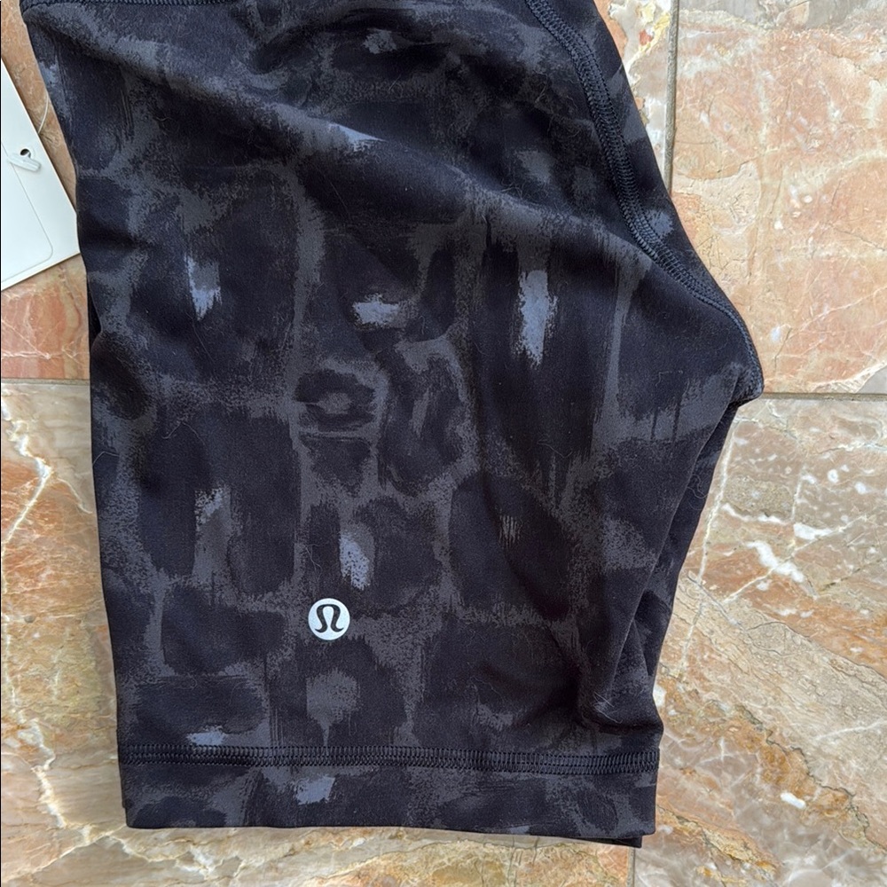 NWT Women’s Lululemon Wunder Train Shorts black leopard - Picture 5 of 5